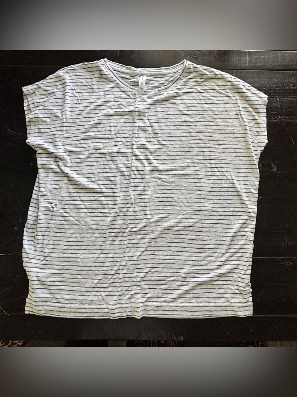 ATHLETA WOMEN'S WHITE STRIPED SCOOP SHORT SLEEVE RELEASE BREEZY TEE, MED